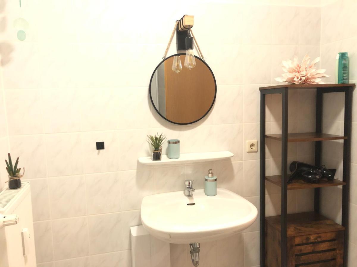 Cottbus-Apartments - Green Apartment I Privat I Wifi I Kueche I Balkon Luaran gambar